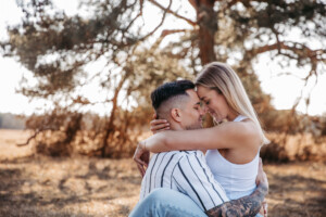 Romantisches Paarshooting in München – emotionale und natürliche Pärchenfotos, die eure Liebe festhalten.