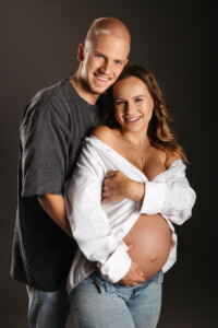 Professionelles Babybauch Fotoshooting in München – natürliche Schwangerschaftsfotos, liebevolle Babybauchbilder und authentische Schwangerschaft Shootings im Studio und Outdoor.