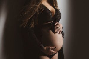 Professionelles Babybauch Fotoshooting in München – natürliche Schwangerschaftsfotos, liebevolle Babybauchbilder und authentische Schwangerschaft Shootings im Studio und Outdoor.
