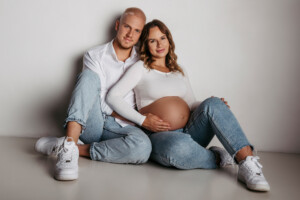 Professionelles Babybauch Fotoshooting in München – natürliche Schwangerschaftsfotos, liebevolle Babybauchbilder und authentische Schwangerschaft Shootings im Studio und Outdoor.