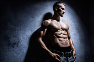 Ästhetisches Männer Teilakt Fotoshooting in München – Oberkörper frei, sexy und kraftvolle Männerportraits für Fitness, Bodybuilder, Sedcard oder Dating