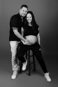 Professionelles Babybauch Fotoshooting in München – natürliche Schwangerschaftsfotos, liebevolle Babybauchbilder und authentische Schwangerschaft Shootings im Studio und Outdoor.