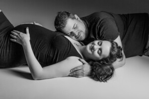 Professionelles Babybauch Fotoshooting in München – natürliche Schwangerschaftsfotos, liebevolle Babybauchbilder und authentische Schwangerschaft Shootings im Studio und Outdoor.