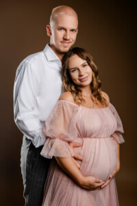 Professionelles Babybauch Fotoshooting in München – natürliche Schwangerschaftsfotos, liebevolle Babybauchbilder und authentische Schwangerschaft Shootings im Studio und Outdoor.