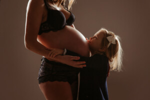 Professionelles Babybauch Fotoshooting in München – natürliche Schwangerschaftsfotos, liebevolle Babybauchbilder und authentische Schwangerschaft Shootings im Studio und Outdoor.