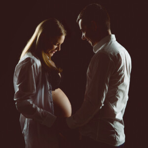 Professionelles Babybauch Fotoshooting in München – natürliche Schwangerschaftsfotos, liebevolle Babybauchbilder und authentische Schwangerschaft Shootings im Studio und Outdoor.