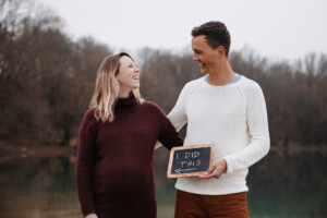 Professionelles Babybauch Fotoshooting in München – natürliche Schwangerschaftsfotos, liebevolle Babybauchbilder und authentische Schwangerschaft Shootings im Studio und Outdoor.