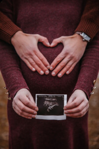Professionelles Babybauch Fotoshooting in München – natürliche Schwangerschaftsfotos, liebevolle Babybauchbilder und authentische Schwangerschaft Shootings im Studio und Outdoor.