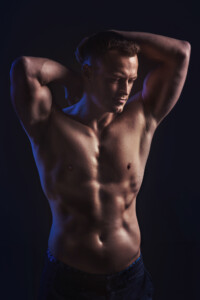 Ästhetisches Männer Teilakt Fotoshooting in München – Oberkörper frei, sexy und kraftvolle Männerportraits für Fitness, Bodybuilder, Sedcard oder Dating