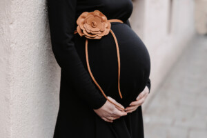 Professionelles Babybauch Fotoshooting in München – natürliche Schwangerschaftsfotos, liebevolle Babybauchbilder und authentische Schwangerschaft Shootings im Studio und Outdoor.