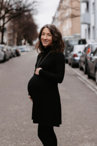 Professionelles Babybauch Fotoshooting in München – natürliche Schwangerschaftsfotos, liebevolle Babybauchbilder und authentische Schwangerschaft Shootings im Studio und Outdoor.