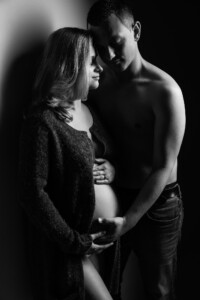 Professionelles Babybauch Fotoshooting in München – natürliche Schwangerschaftsfotos, liebevolle Babybauchbilder und authentische Schwangerschaft Shootings im Studio und Outdoor.