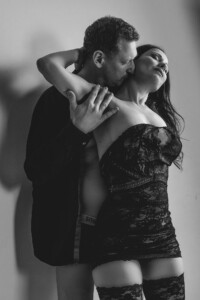 Sinnliches Pärchen-Dessous-Shooting in München – ästhetische, erotische und intime Paarfotos in Dessous und Teilakt voller Liebe und Nähe.