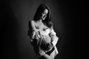 Professionelles Babybauch Fotoshooting in München – natürliche Schwangerschaftsfotos, liebevolle Babybauchbilder und authentische Schwangerschaft Shootings im Studio und Outdoor.