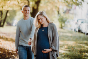 Professionelles Babybauch Fotoshooting in München – natürliche Schwangerschaftsfotos, liebevolle Babybauchbilder und authentische Schwangerschaft Shootings im Studio und Outdoor.
