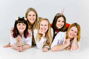 Professionelle Freunde und JGA-Fotoshooting in München – natürliche Gruppenfotos, Freundinnenbilder und Junggesellenabschied Shootings im Studio und Outdoor.