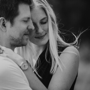 Romantisches Paarshooting in München – emotionale und natürliche Pärchenfotos, die eure Liebe festhalten.
