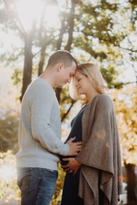 Professionelles Babybauch Fotoshooting in München – natürliche Schwangerschaftsfotos, liebevolle Babybauchbilder und authentische Schwangerschaft Shootings im Studio und Outdoor.