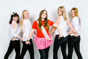 Professionelle Freunde und JGA-Fotoshooting in München – natürliche Gruppenfotos, Freundinnenbilder und Junggesellenabschied Shootings im Studio und Outdoor.