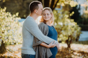 Professionelles Babybauch Fotoshooting in München – natürliche Schwangerschaftsfotos, liebevolle Babybauchbilder und authentische Schwangerschaft Shootings im Studio und Outdoor.