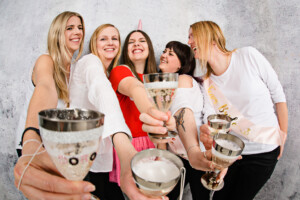 Professionelle Freunde und JGA-Fotoshooting in München – natürliche Gruppenfotos, Freundinnenbilder und Junggesellenabschied Shootings im Studio und Outdoor.