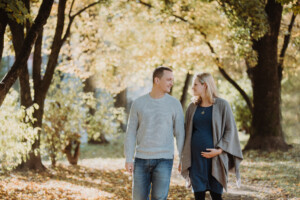 Professionelles Babybauch Fotoshooting in München – natürliche Schwangerschaftsfotos, liebevolle Babybauchbilder und authentische Schwangerschaft Shootings im Studio und Outdoor.