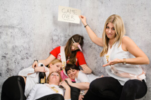 Professionelle Freunde und JGA-Fotoshooting in München – natürliche Gruppenfotos, Freundinnenbilder und Junggesellenabschied Shootings im Studio und Outdoor.