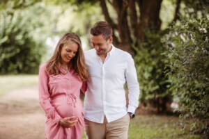 Professionelles Babybauch Fotoshooting in München – natürliche Schwangerschaftsfotos, liebevolle Babybauchbilder und authentische Schwangerschaft Shootings im Studio und Outdoor.