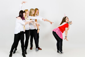 Professionelle Freunde und JGA-Fotoshooting in München – natürliche Gruppenfotos, Freundinnenbilder und Junggesellenabschied Shootings im Studio und Outdoor.