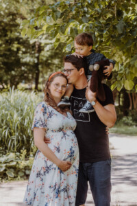 Professionelles Babybauch Fotoshooting in München – natürliche Schwangerschaftsfotos, liebevolle Babybauchbilder und authentische Schwangerschaft Shootings im Studio und Outdoor.