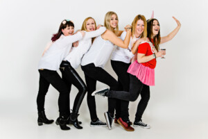 Professionelle Freunde und JGA-Fotoshooting in München – natürliche Gruppenfotos, Freundinnenbilder und Junggesellenabschied Shootings im Studio und Outdoor.