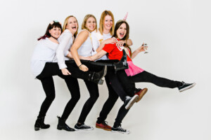 Professionelle Freunde und JGA-Fotoshooting in München – natürliche Gruppenfotos, Freundinnenbilder und Junggesellenabschied Shootings im Studio und Outdoor.