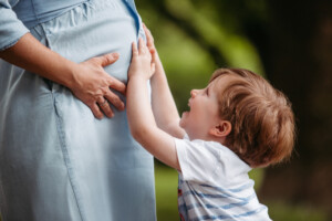 Professionelles Babybauch Fotoshooting in München – natürliche Schwangerschaftsfotos, liebevolle Babybauchbilder und authentische Schwangerschaft Shootings im Studio und Outdoor.