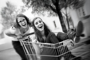 Professionelle Freunde und JGA-Fotoshooting in München – natürliche Gruppenfotos, Freundinnenbilder und Junggesellenabschied Shootings im Studio und Outdoor.