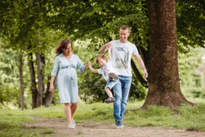 Professionelles Babybauch Fotoshooting in München – natürliche Schwangerschaftsfotos, liebevolle Babybauchbilder und authentische Schwangerschaft Shootings im Studio und Outdoor.
