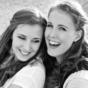 Professionelle Freunde und JGA-Fotoshooting in München – natürliche Gruppenfotos, Freundinnenbilder und Junggesellenabschied Shootings im Studio und Outdoor.