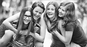 Professionelle Freunde und JGA-Fotoshooting in München – natürliche Gruppenfotos, Freundinnenbilder und Junggesellenabschied Shootings im Studio und Outdoor.