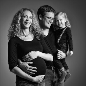 Professionelles Babybauch Fotoshooting in München – natürliche Schwangerschaftsfotos, liebevolle Babybauchbilder und authentische Schwangerschaft Shootings im Studio und Outdoor.