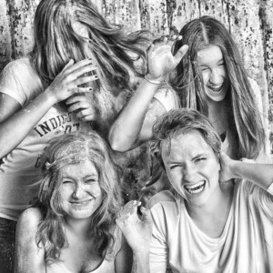 Professionelle Freunde und JGA-Fotoshooting in München – natürliche Gruppenfotos, Freundinnenbilder und Junggesellenabschied Shootings im Studio und Outdoor.