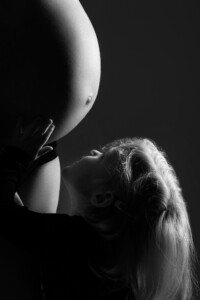 Professionelles Babybauch Fotoshooting in München – natürliche Schwangerschaftsfotos, liebevolle Babybauchbilder und authentische Schwangerschaft Shootings im Studio und Outdoor.