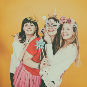 Professionelle Freunde und JGA-Fotoshooting in München – natürliche Gruppenfotos, Freundinnenbilder und Junggesellenabschied Shootings im Studio und Outdoor.