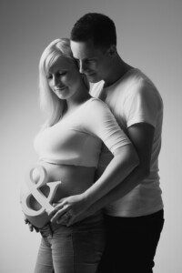 Professionelles Babybauch Fotoshooting in München – natürliche Schwangerschaftsfotos, liebevolle Babybauchbilder und authentische Schwangerschaft Shootings im Studio und Outdoor.