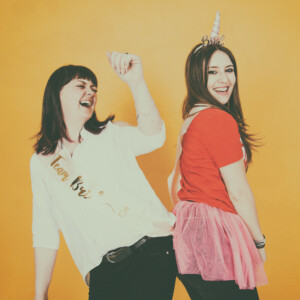 Professionelle Freunde und JGA-Fotoshooting in München – natürliche Gruppenfotos, Freundinnenbilder und Junggesellenabschied Shootings im Studio und Outdoor.