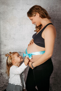 Professionelles Babybauch Fotoshooting in München – natürliche Schwangerschaftsfotos, liebevolle Babybauchbilder und authentische Schwangerschaft Shootings im Studio und Outdoor.