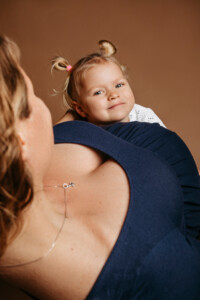 Professionelles Babybauch Fotoshooting in München – natürliche Schwangerschaftsfotos, liebevolle Babybauchbilder und authentische Schwangerschaft Shootings im Studio und Outdoor.