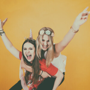 Professionelle Freunde und JGA-Fotoshooting in München – natürliche Gruppenfotos, Freundinnenbilder und Junggesellenabschied Shootings im Studio und Outdoor.