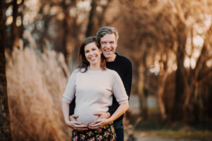 Professionelles Babybauch Fotoshooting in München – natürliche Schwangerschaftsfotos, liebevolle Babybauchbilder und authentische Schwangerschaft Shootings im Studio und Outdoor.