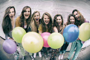 Professionelle Freunde und JGA-Fotoshooting in München – natürliche Gruppenfotos, Freundinnenbilder und Junggesellenabschied Shootings im Studio und Outdoor.