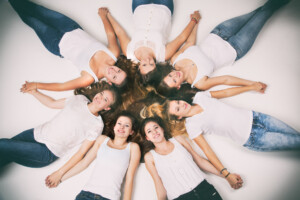 Professionelle Freunde und JGA-Fotoshooting in München – natürliche Gruppenfotos, Freundinnenbilder und Junggesellenabschied Shootings im Studio und Outdoor.