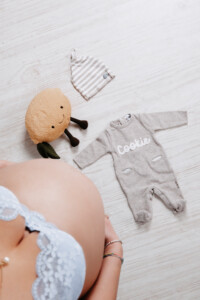 Professionelles Babybauch Fotoshooting in München – natürliche Schwangerschaftsfotos, liebevolle Babybauchbilder und authentische Schwangerschaft Shootings im Studio und Outdoor.